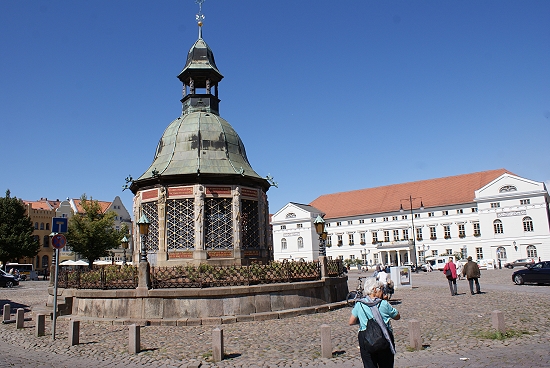 Marktplatz mit Wasserkunst und Rathaus im Hintergrund