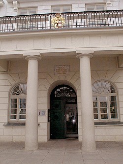 das Eingangsportal mit Wappen am Balkon