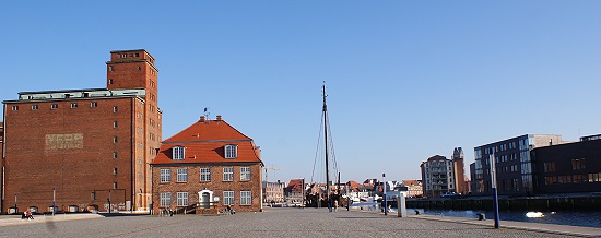 Baumhaus mit Hafenbecken