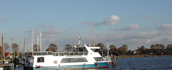 Fahrgastschiff im Hafen von Kirchdorf