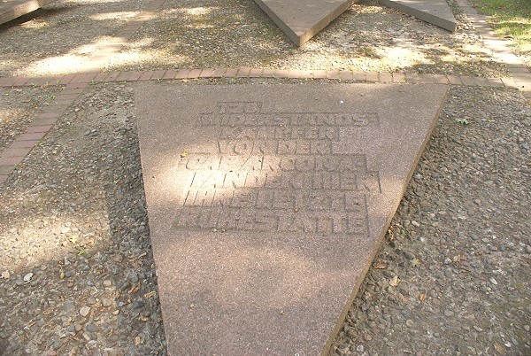Grabstein mit Inschrift für die 128 Toten