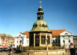 Wasserkunst im Hintergrund das Rathaus