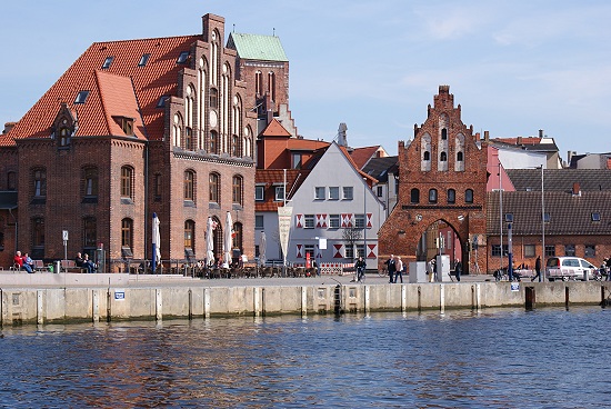 Alter Hafen mit historischen Gebäuden