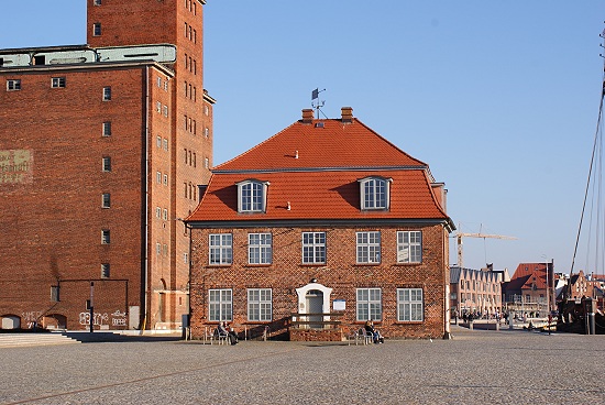 Baumhaus - links alter Getreidespeicher