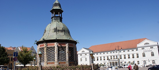 Rathaus und Wasserkunst im Vordergrund