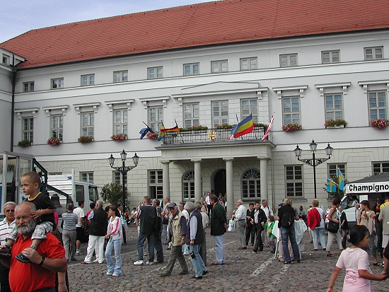 geschmücktes Rathaus beim Wismarer Schwedenfest