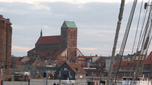 die St. Nikolai Kirche vom Alten Hafen aus