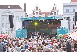 die Showbühne auf dem Markt