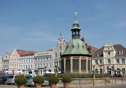 Wismarer Wasserkunst im Hintergrund Reuterhaus und Hotel Wismar