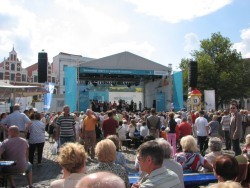 die Showbühne auf dem Markt die Showbühne auf dem Markt