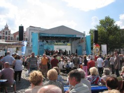 die Showbühne auf dem Markt